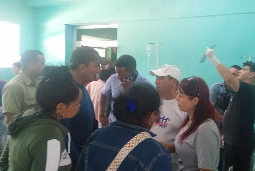 Grupo de personas conversando en sala verde