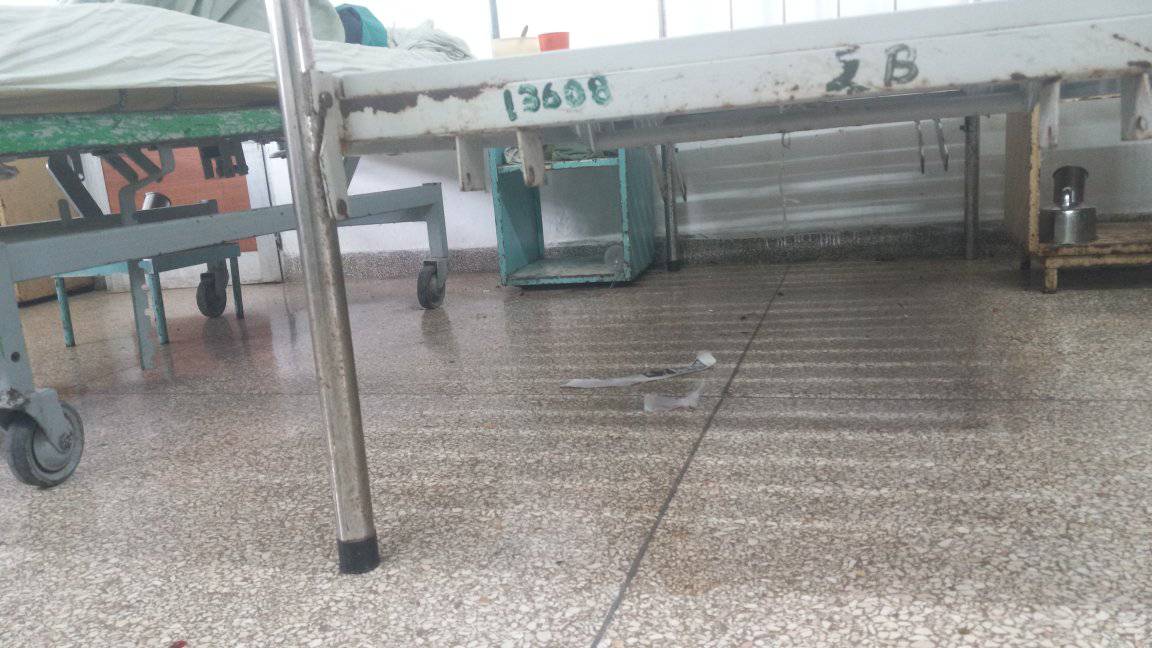 Camas de hospital antiguas en habitación deteriorada