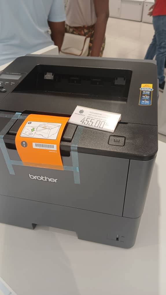 Impresora Brother con etiqueta de precio