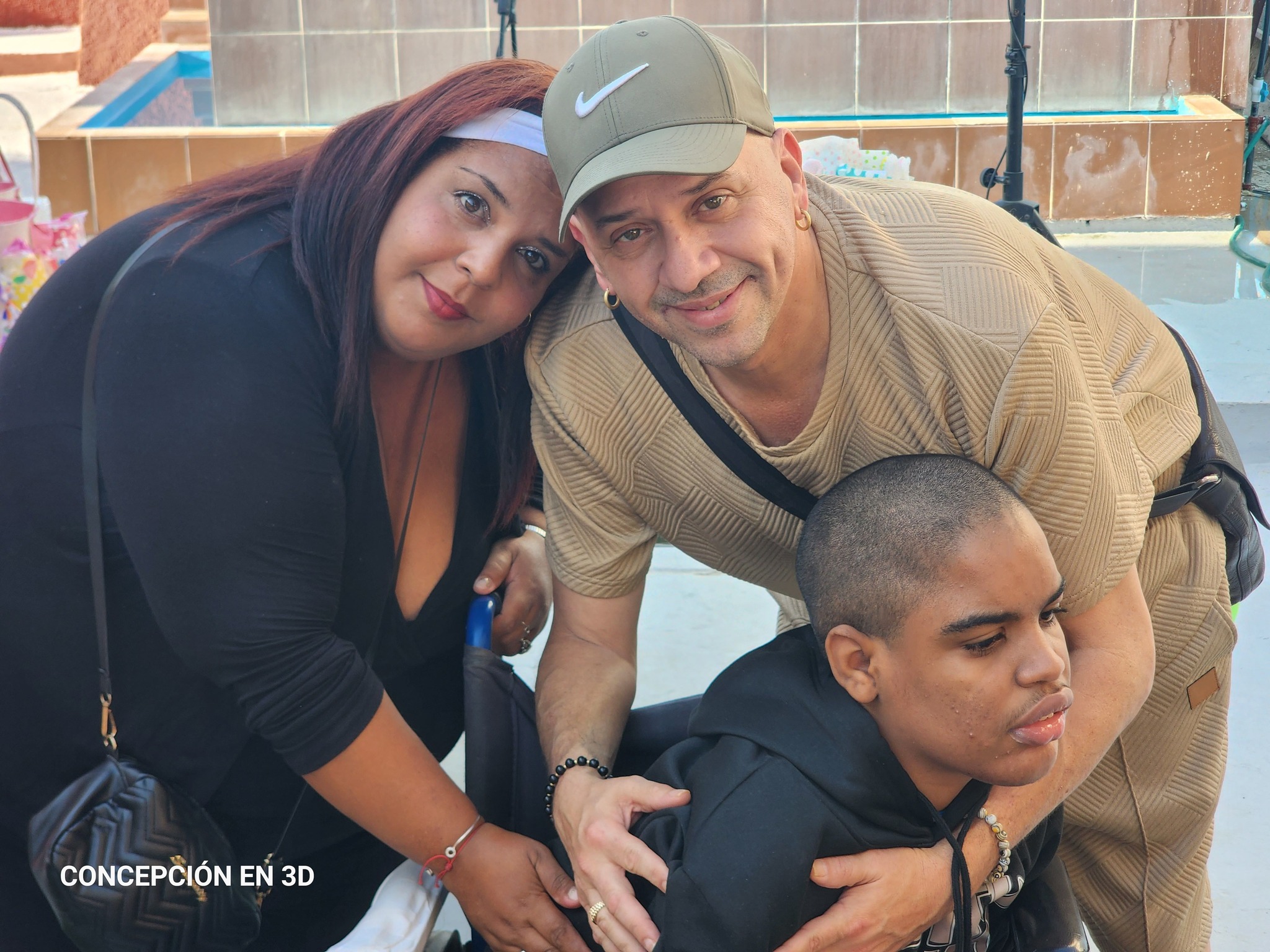 Familia sonriente posando juntos al aire libre