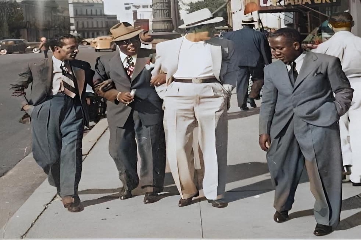 Cuatro hombres elegantes caminando por la calle