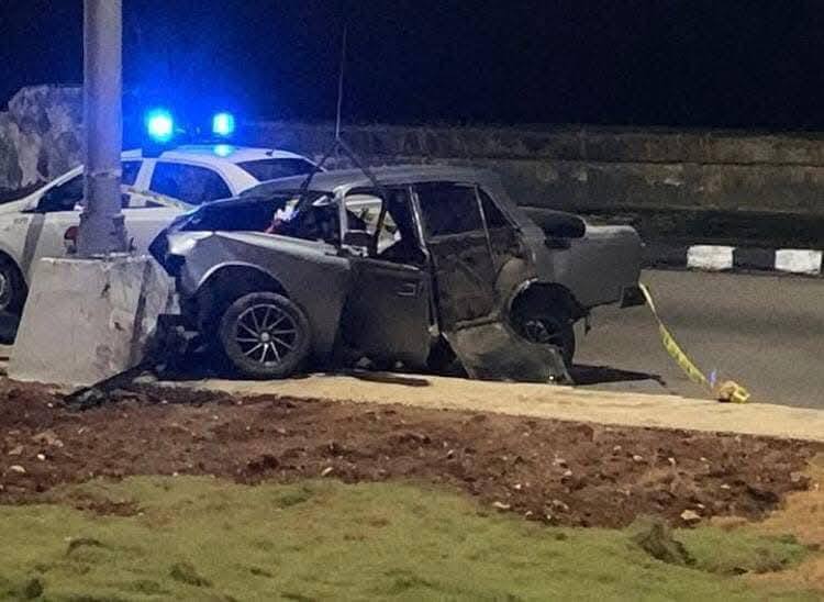Coche destrozado tras accidente nocturno con policía