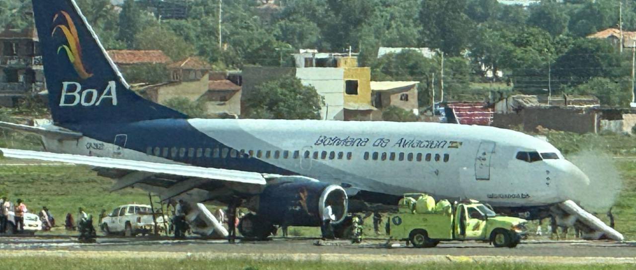 Avión BoA parado al borde de pista con daños