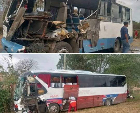 Autobuses destrozados tras accidente, personas observando.