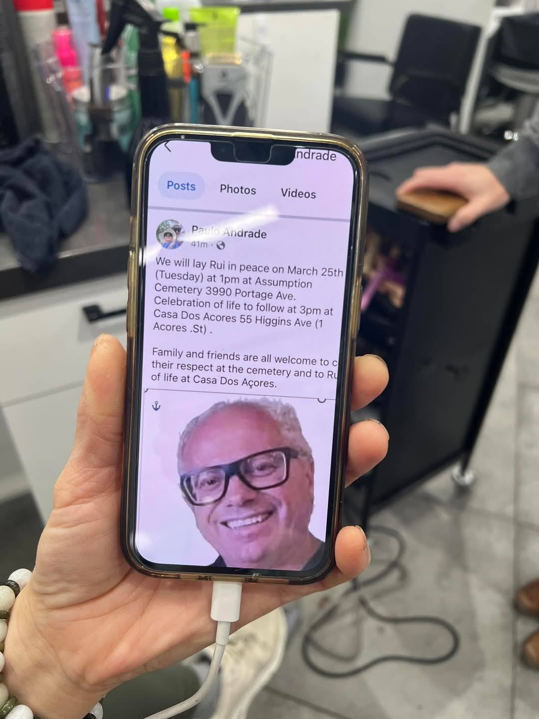 Teléfono con texto y foto de hombre sonriente.