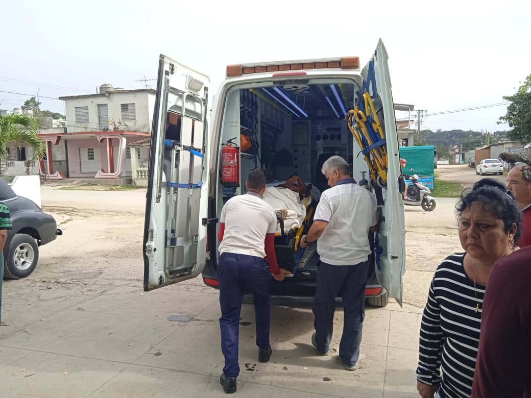 Personal médico asistiendo a paciente en ambulancia