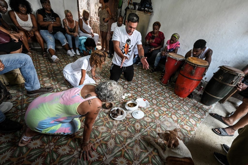 Santeras cubanas elevan plegarias por la recuperación del papa Francisco