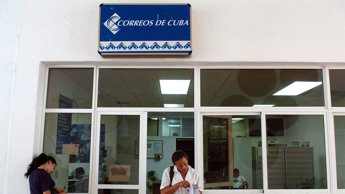 Oficina de Correos de Cuba con personas
