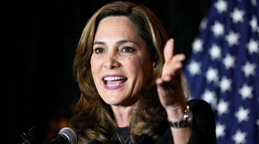 MARÍA ELVIRA SALAZAR DEFIENDE SU GESTIÓN A FAVOR DE INMIGRANTES CUBANOS CON I-220A Y REAFIRMA SU COMPROMISO DE LEGALIZACIÓN