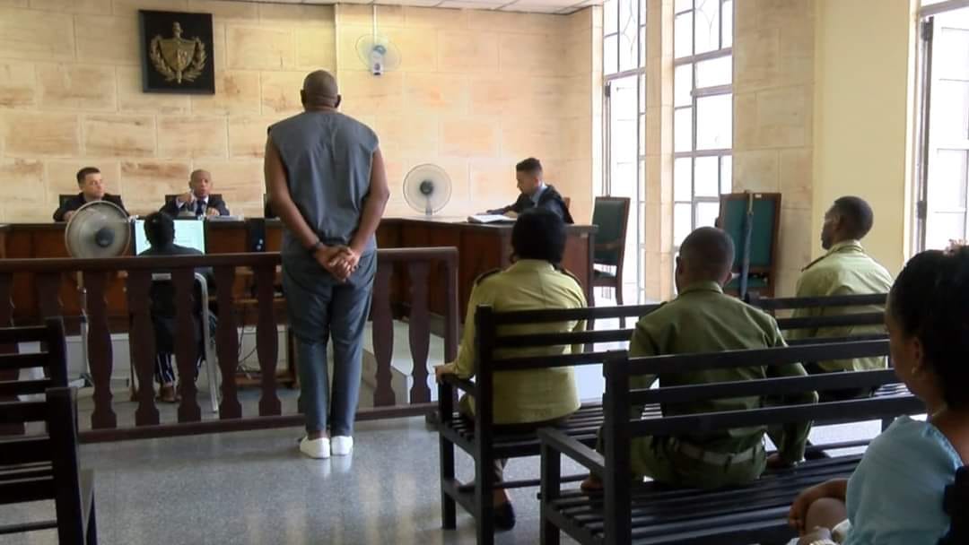 Condenan a prisión a dos jóvenes cubanos por publicaciones críticas en Facebook