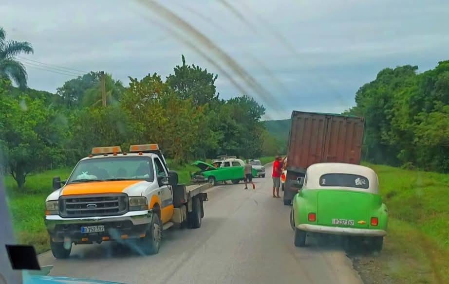 Carretera con coches y camión