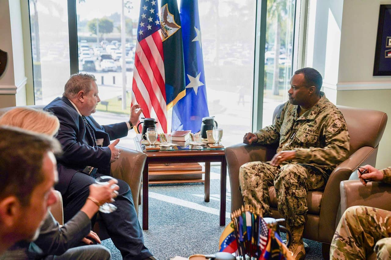 Jefe de Misión de EE. UU. se reúne con el Comandante del Comando del Sur para abordar temas de Cuba y el hemisferio occidental