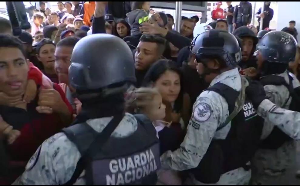 Migrantes Rompen Barreras en Ciudad Juárez en Medio del Estado de Emergencia en la Frontera