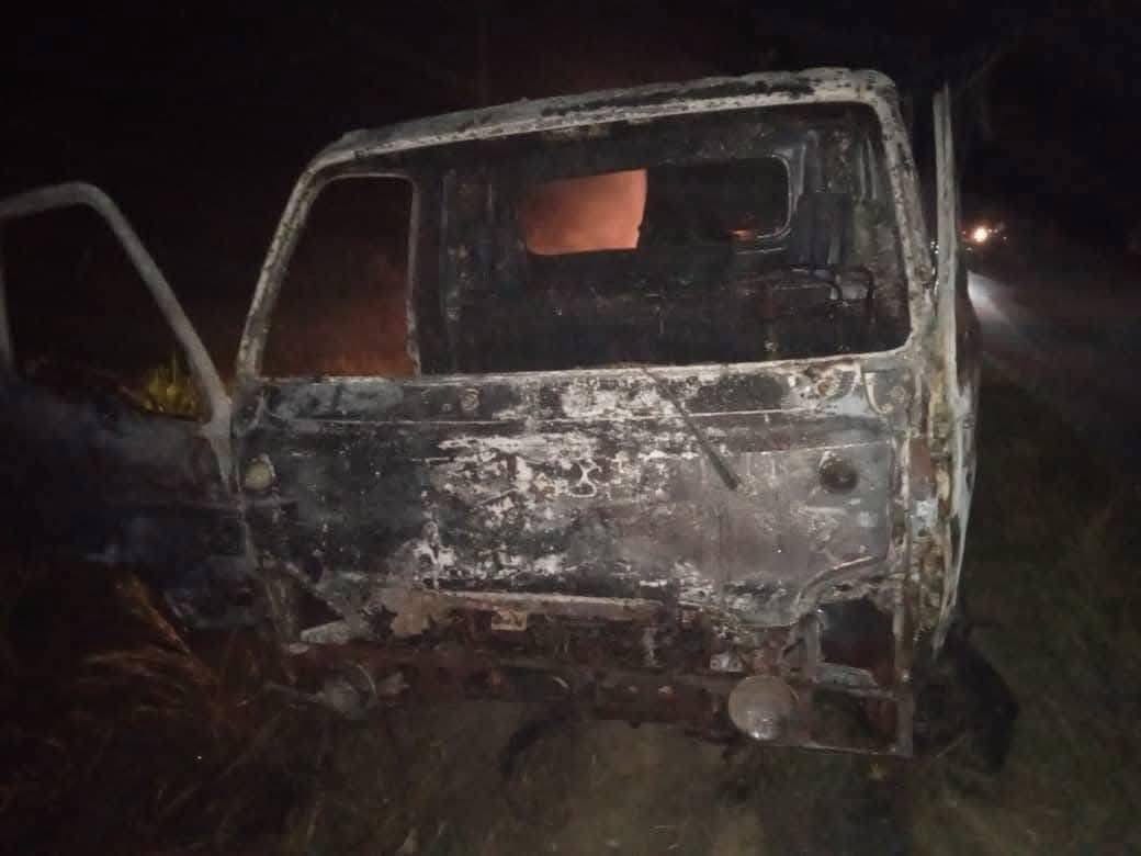 Furgoneta calcinada en carretera nocturna