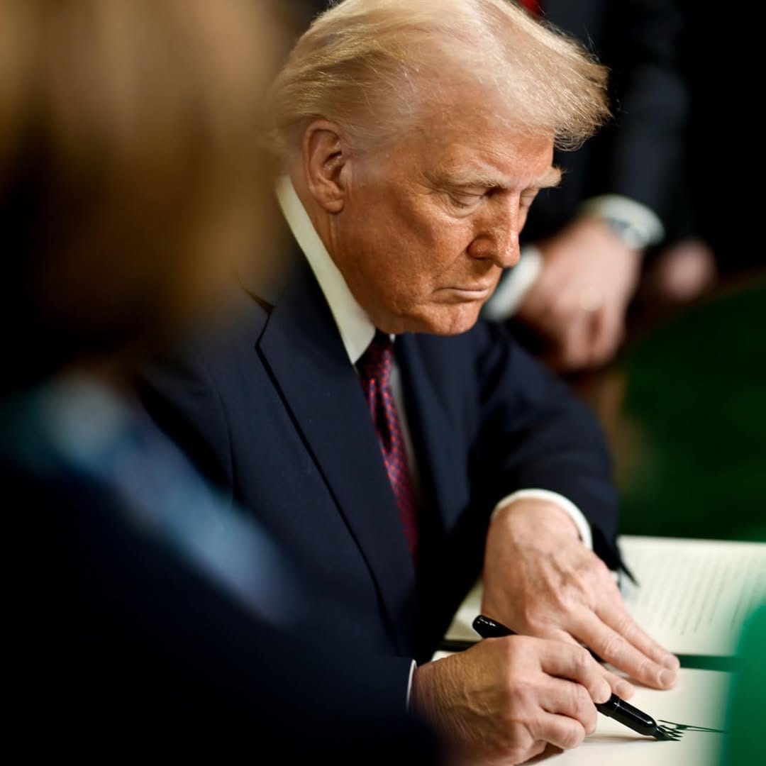 Hombre mayor firmando documentos, enfoque selectivo.