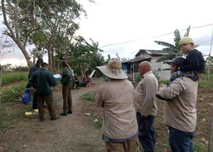 Grupo de personas dialogando en zona rural