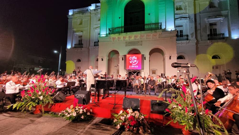 Orquesta al aire libre en evento nocturno