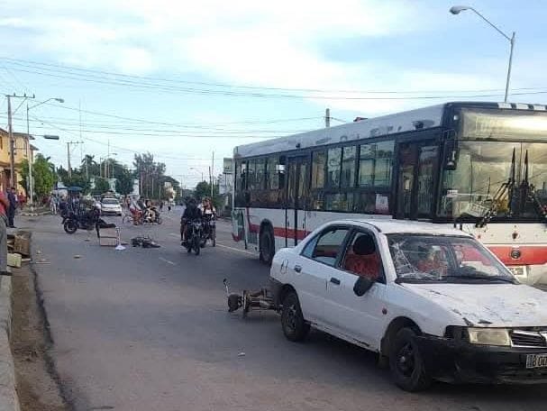 Accidente de tráfico con coche y autobús