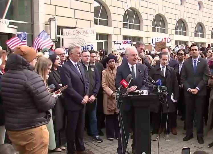 Líderes demócratas encabezan protesta en USAID tras recorte de fondos bajo la administración Trump