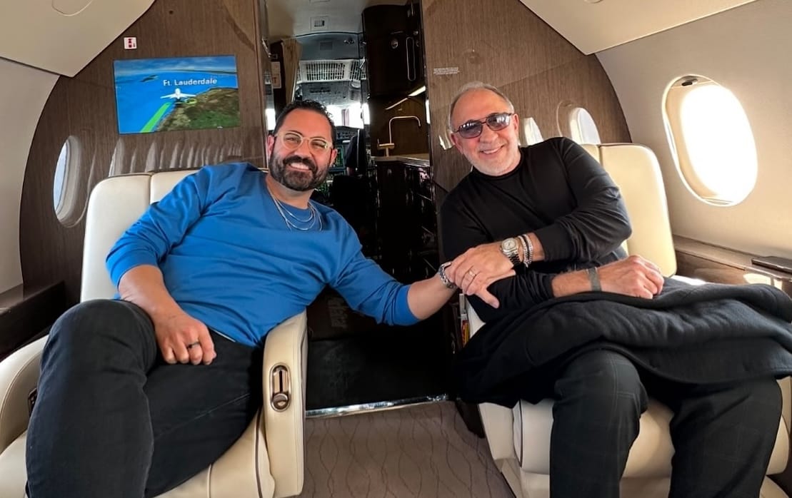 Enrique Santos felicita a Emilio Estefan en su cumpleaños con un emotivo mensaje