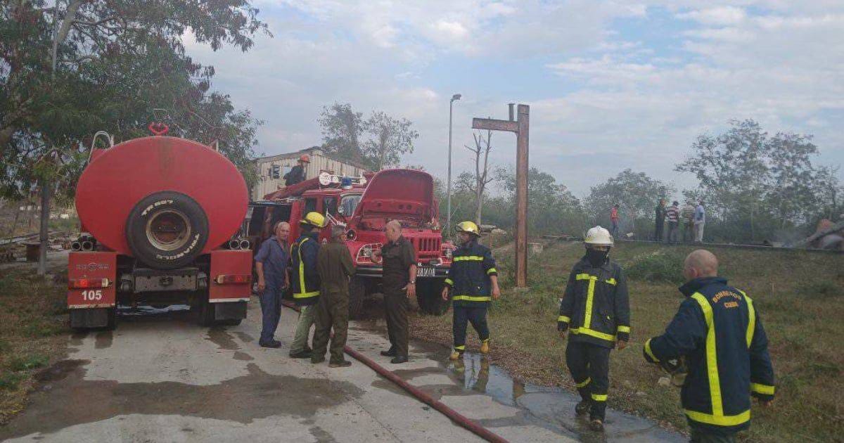 Bomberos de Jatibonico pierden una manguera en camino a sofocar incendio en la Papelera