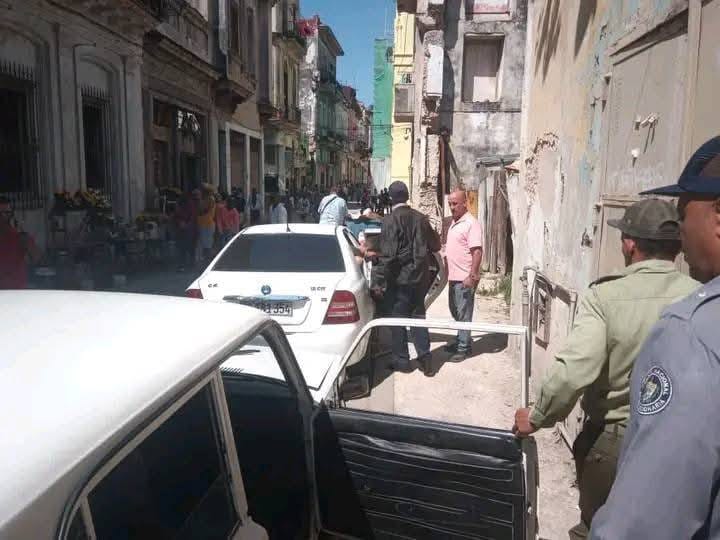 Policía Incauta Sustancias Sospechosas en Centro Habana Durante Registro Antidrogas