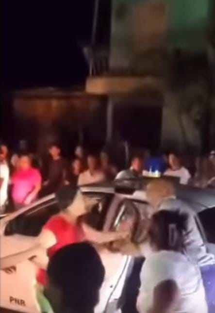 Tensión en Bayamo: mujeres cubanas  cuestionan detención de joven que protestaba durante apagón