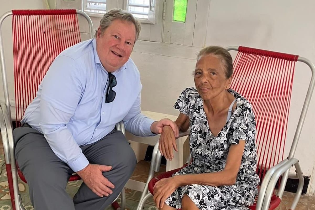 Diplomático estadounidense Mike Hammer visita en La Habana a la activista Marta Beatriz Roque