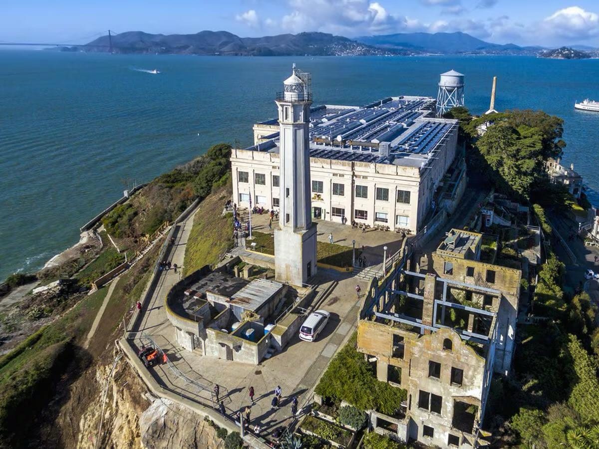 Trump reactiva Alcatraz como centro de máxima seguridad para enfrentar amenazas transnacionales