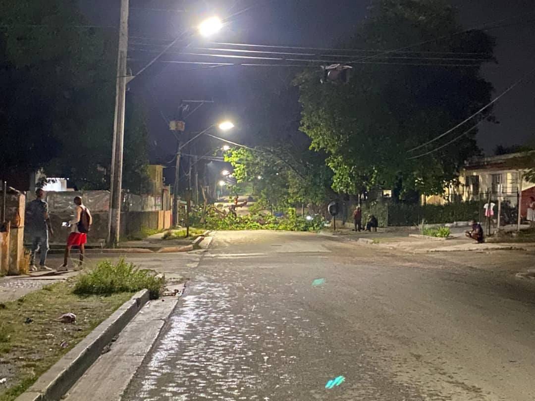 Tornado sorprende a residentes en las cercanías del Aeropuerto José Martí y deja daños materiales en El Wajay
