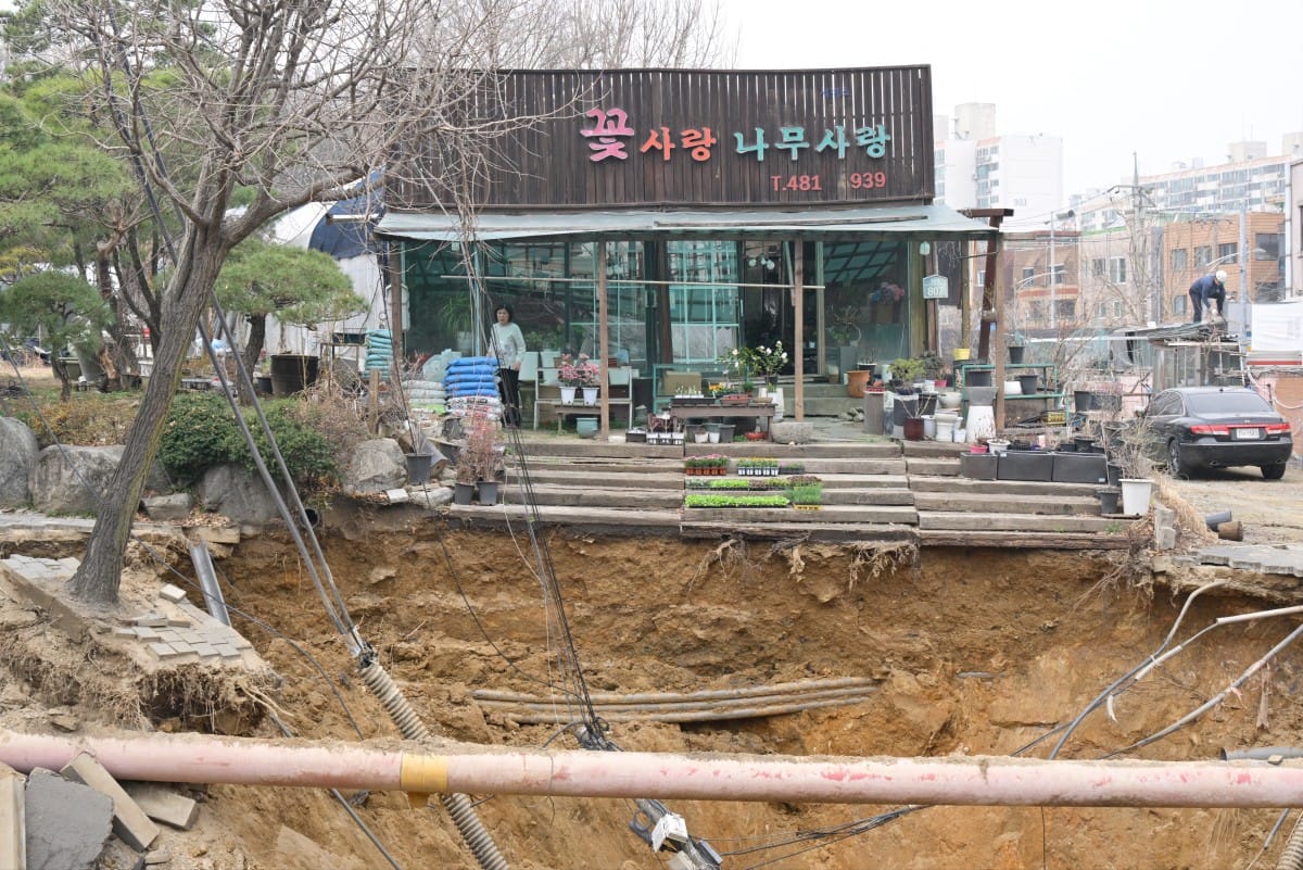 Evacúan a vecinos de un barrio al sur de Seúl por un socavón vinculado a obras del metro