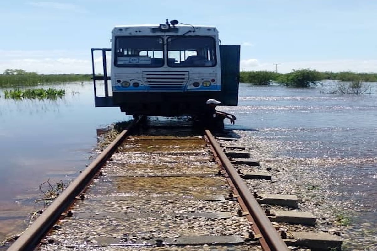 Tripulación de Carahatas auxilia a los residentes de Guamo tras el paso del huracán Melissa