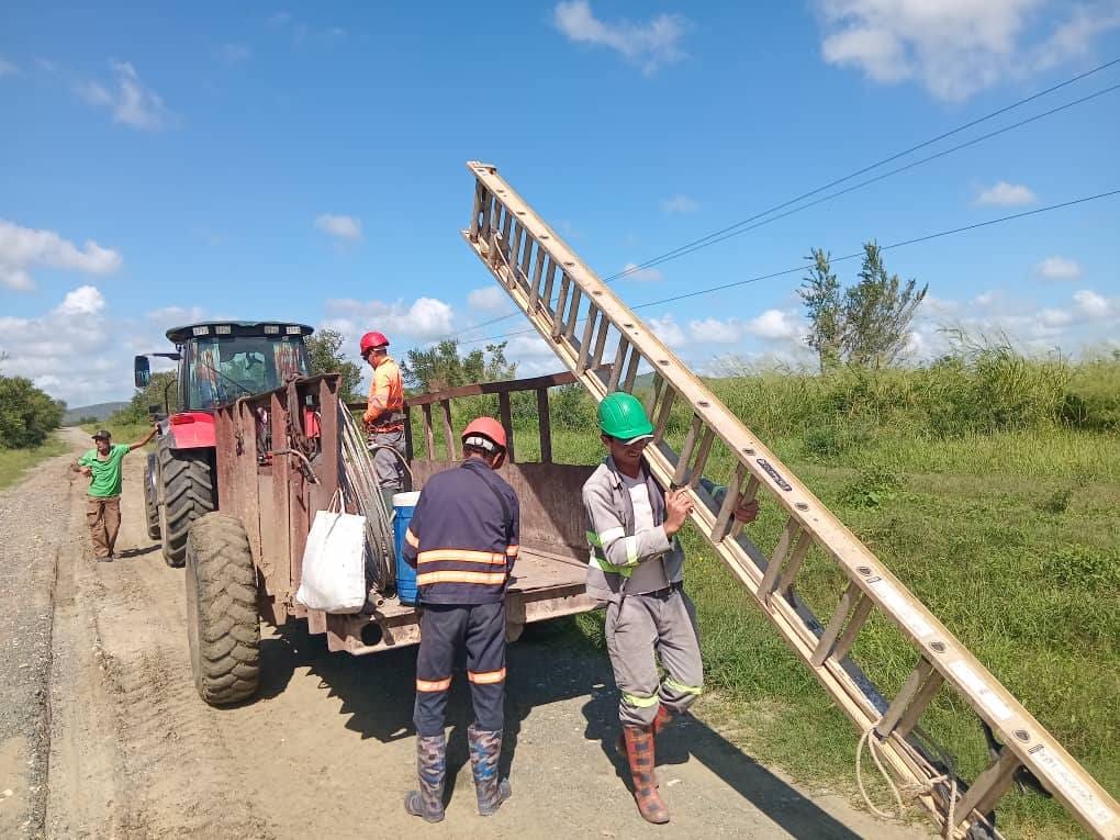 Báguanos recupera parte del tendido eléctrico destruido, aunque persiste la crisis energética