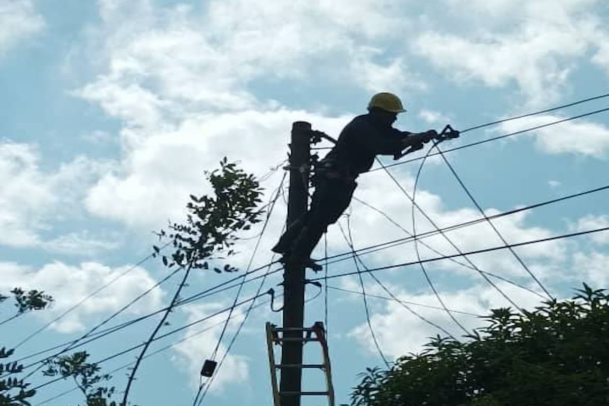Segundo Frente trabaja en restablecer la electricidad tras el huracán Melissa, mientras vecinos señalan problemas previos en el servicio