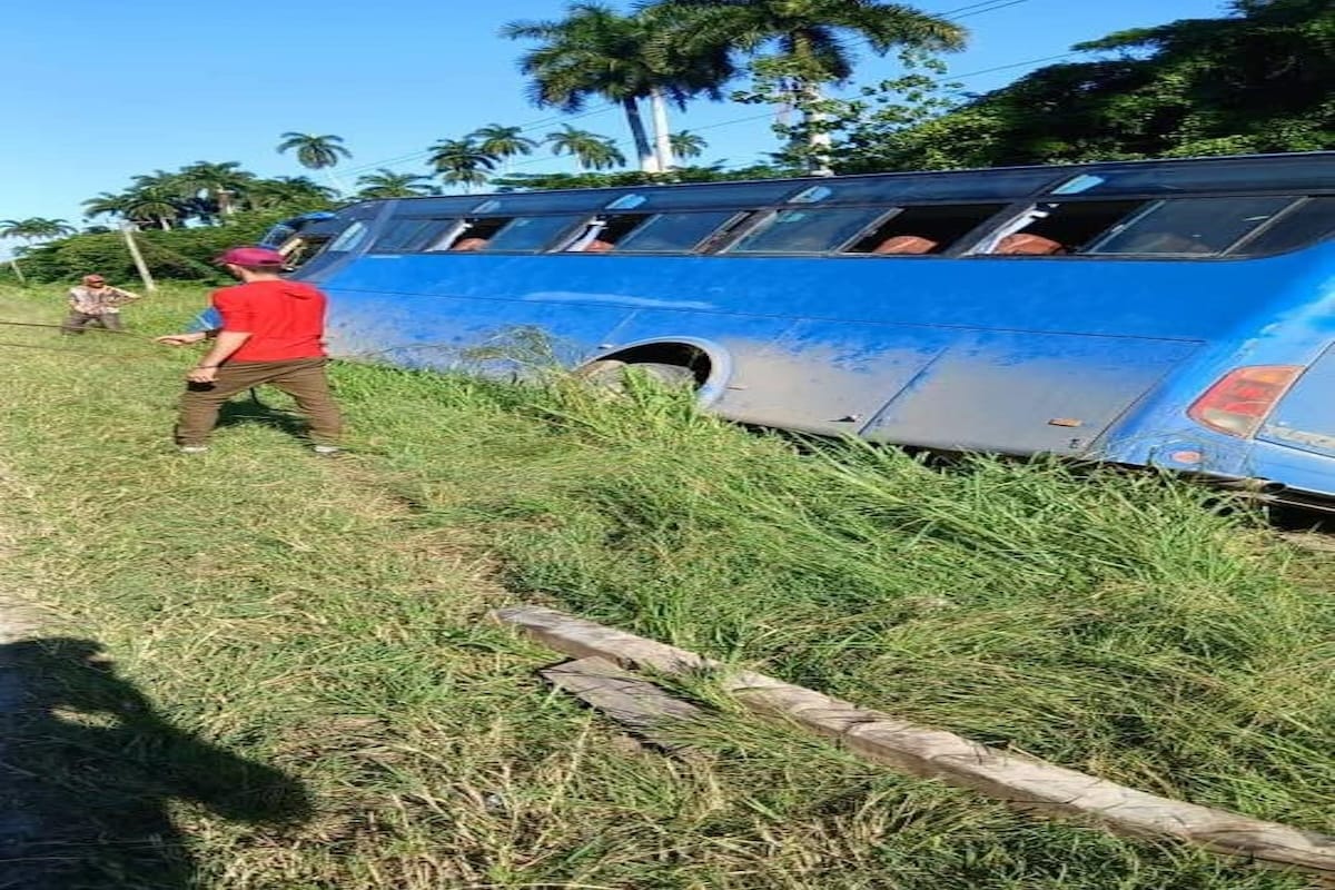Actualización: Varios lesionados tras el vuelco de un ómnibus en la carretera Caibarién–Yaguajay