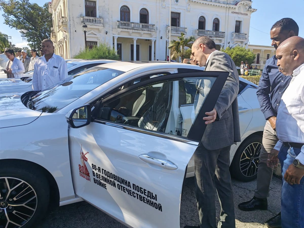 Rusia entrega 10 automóviles Moskvich 6 al Hospital Salvador Allende en La Habana