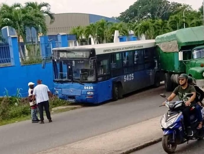 Accidente de tránsito en Boyeros involucra a ómnibus de la ruta 160
