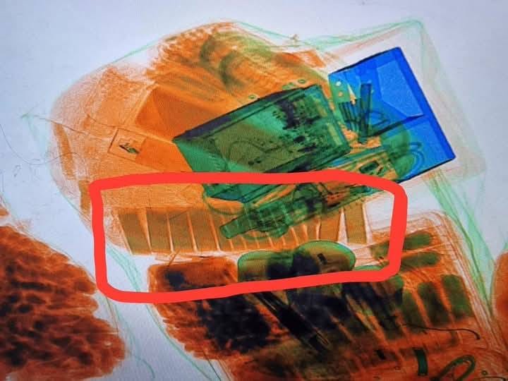 Aduana detecta en el Aeropuerto José Martí un intento de entrada ilegal de más de 26.000 habilitaciones falsas para tabacos cubanos