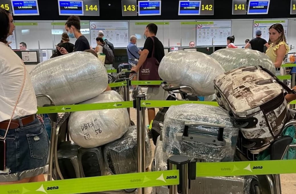Barajas limita las populares “maletas bolas” en vuelos a Cuba: los viajeros deberán ajustarse a nuevas normas de equipaje
