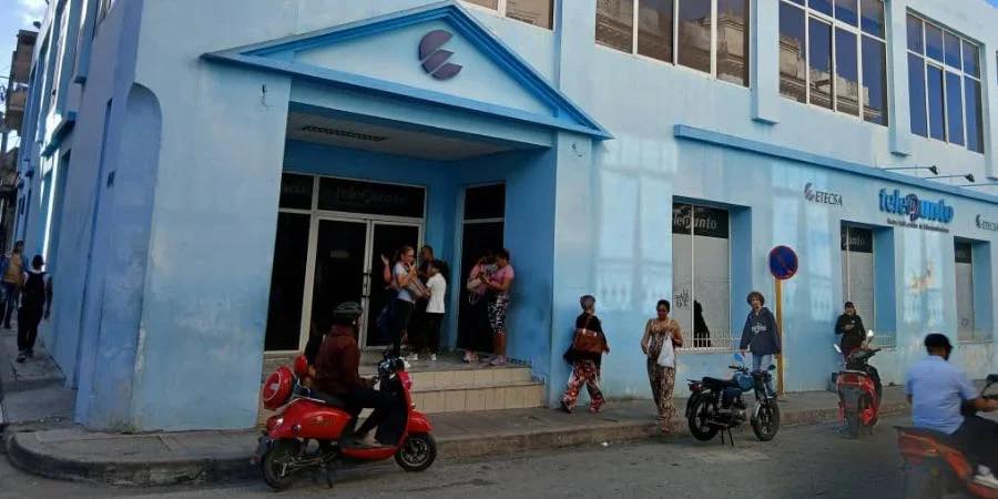 Crisis por tarjetas USIM en Cuba: interminables colas, mercado informal al alza y silencio institucional