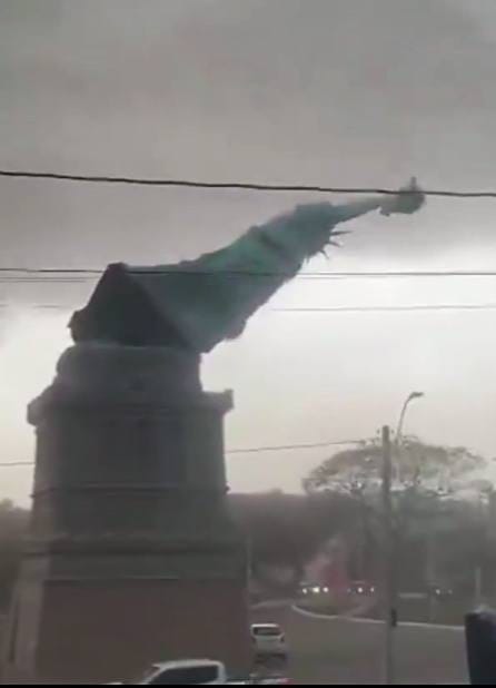Se derrumba réplica de la Estatua de la Libertad en el sur de Brasil tras fuerte tormenta