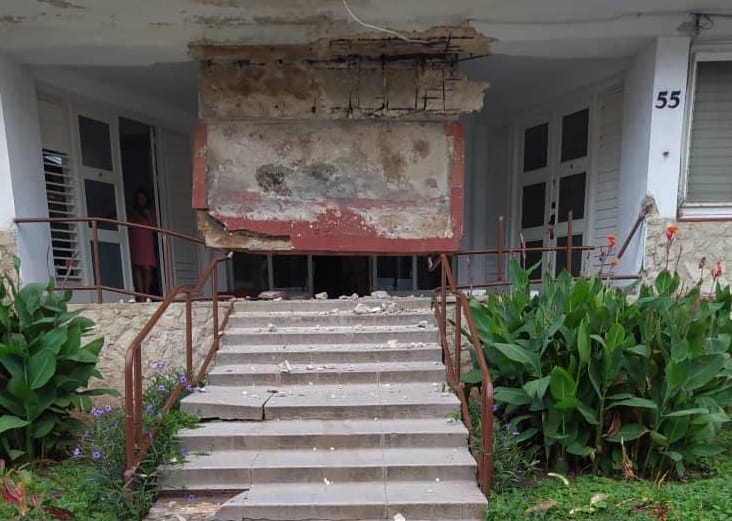 Derrumbe parcial en edificio de El Vedado obliga a labores de apuntalamiento preventivo