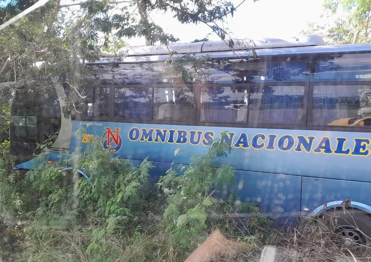 Accidente de tránsito en la Autopista de Santiago de Cuba involucra a ómnibus nacional y camioneta