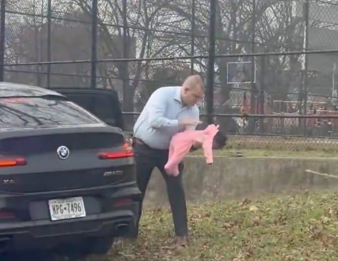 Detective de Nueva York salva la vida de un bebé durante una detención de tránsito de emergencia