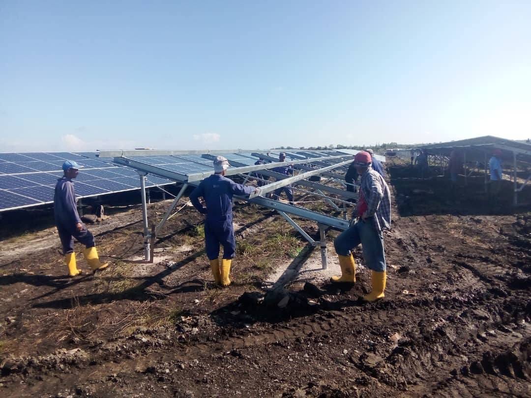 Avanza la construcción del Parque Fotovoltaico “Cívica” en Camagüey en medio de una crisis energética sin precedentes