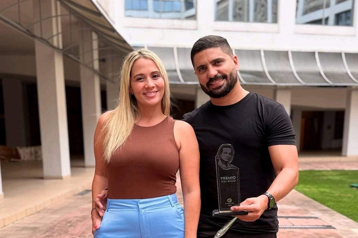 Alejandro Cuervo recibe el Premio Enrique Almirante a la Actuación Masculina en Televisión