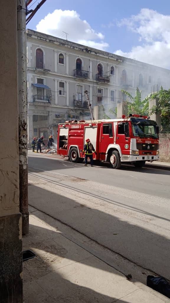 Incendio en un basurero cercano al Hospital Hermanos Ameijeiras genera alarma en Centro Habana