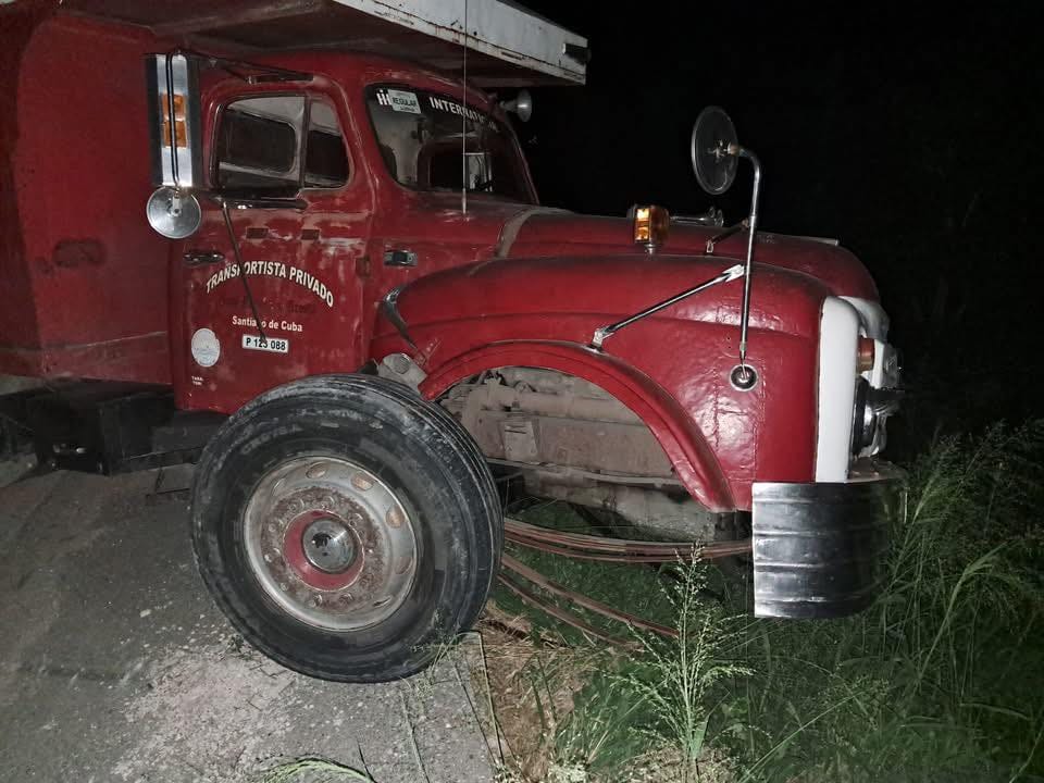 Choque entre camiones en los elevados de Jiguaní deja solo daños materiales