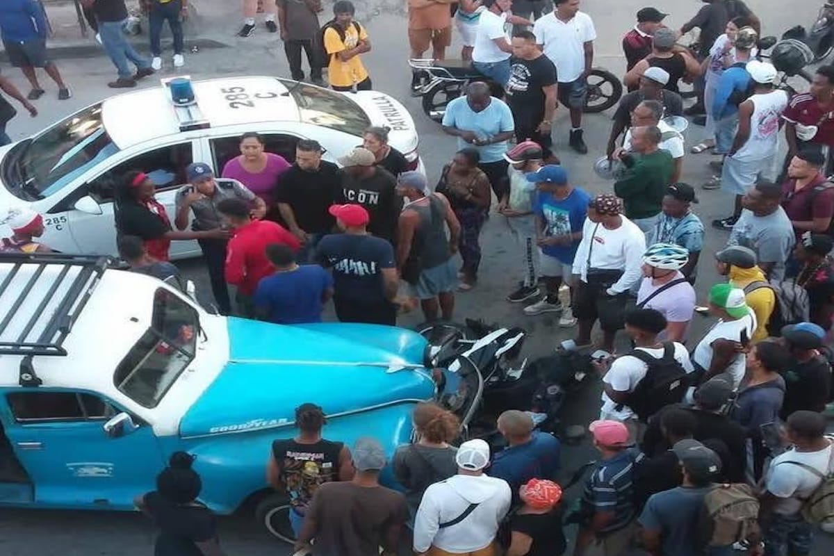 Accidente en céntrica esquina habanera provoca aglomeración y respuesta policial