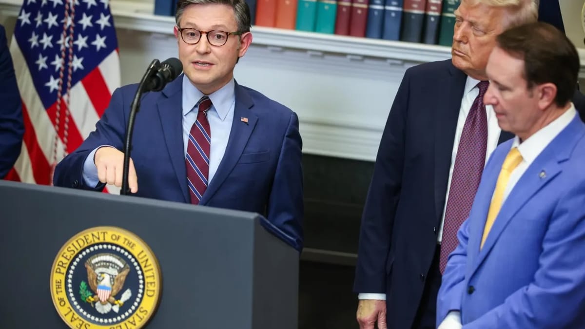 Mike Johnson sugiere eliminar tribunales federales: una advertencia sobre el equilibrio de poderes en EE. UU.